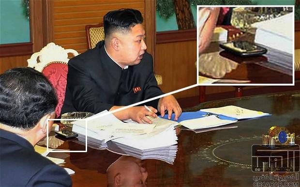 رئيس كوريا الشماليه يتم نشر صوره له في اجتماع ومعه هاتف!!