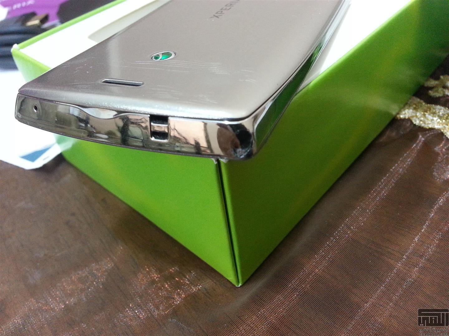 (للبيع) Sony Xperia Arc جدة - فل باكج - لون فضي