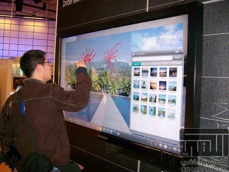 حصريا على الكمبيوتر الكفي سامسونج تعرض شاشة تفاعلية بلوح كتابة إلكتروني LCDيعمل باللمس بقياس 65 بوصة في أسبوع جيتكس للتقنية