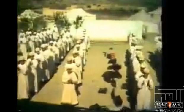 مشهد فيديو مشابه للطابور الصباحي قديماً فى مدارس السعودية ... >>>
