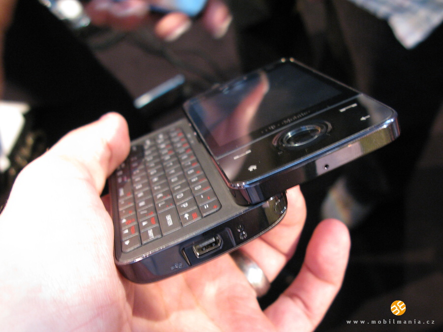 الدايموند مع كيبورد:HTC Touch Pro بشاشه VGAوTV-outورام 288MB وروم 512MBوFM