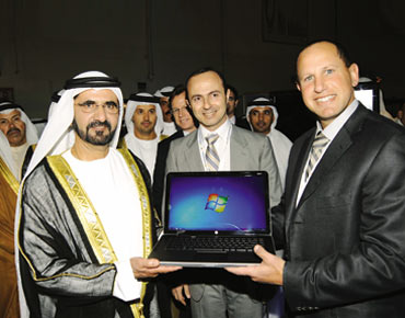 محمد بن راشد أول مستخدم رسمي لويندوز 7 و زيادة في عدد الزوار و الشركات